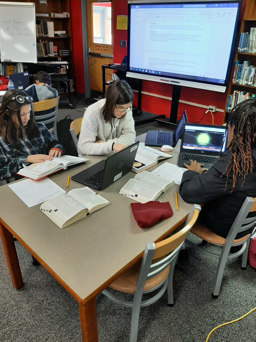 library4hcms's tweet image. When a science class is kicked out of the classroom, you take the opportunity to introduce webpath express, almanacs and encyclopedias! #onslowdlt #planetresearch
