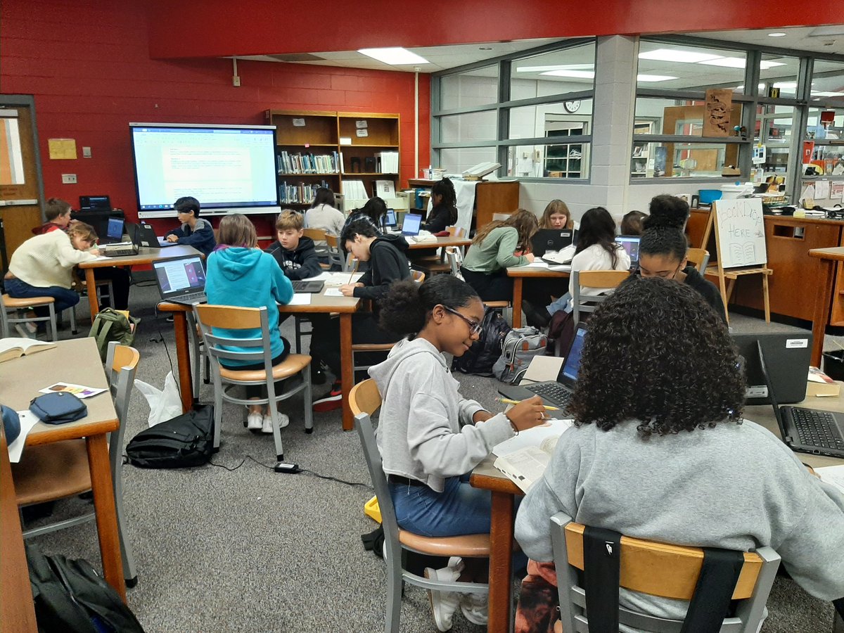 library4hcms's tweet image. When a science class is kicked out of the classroom, you take the opportunity to introduce webpath express, almanacs and encyclopedias! #onslowdlt #planetresearch