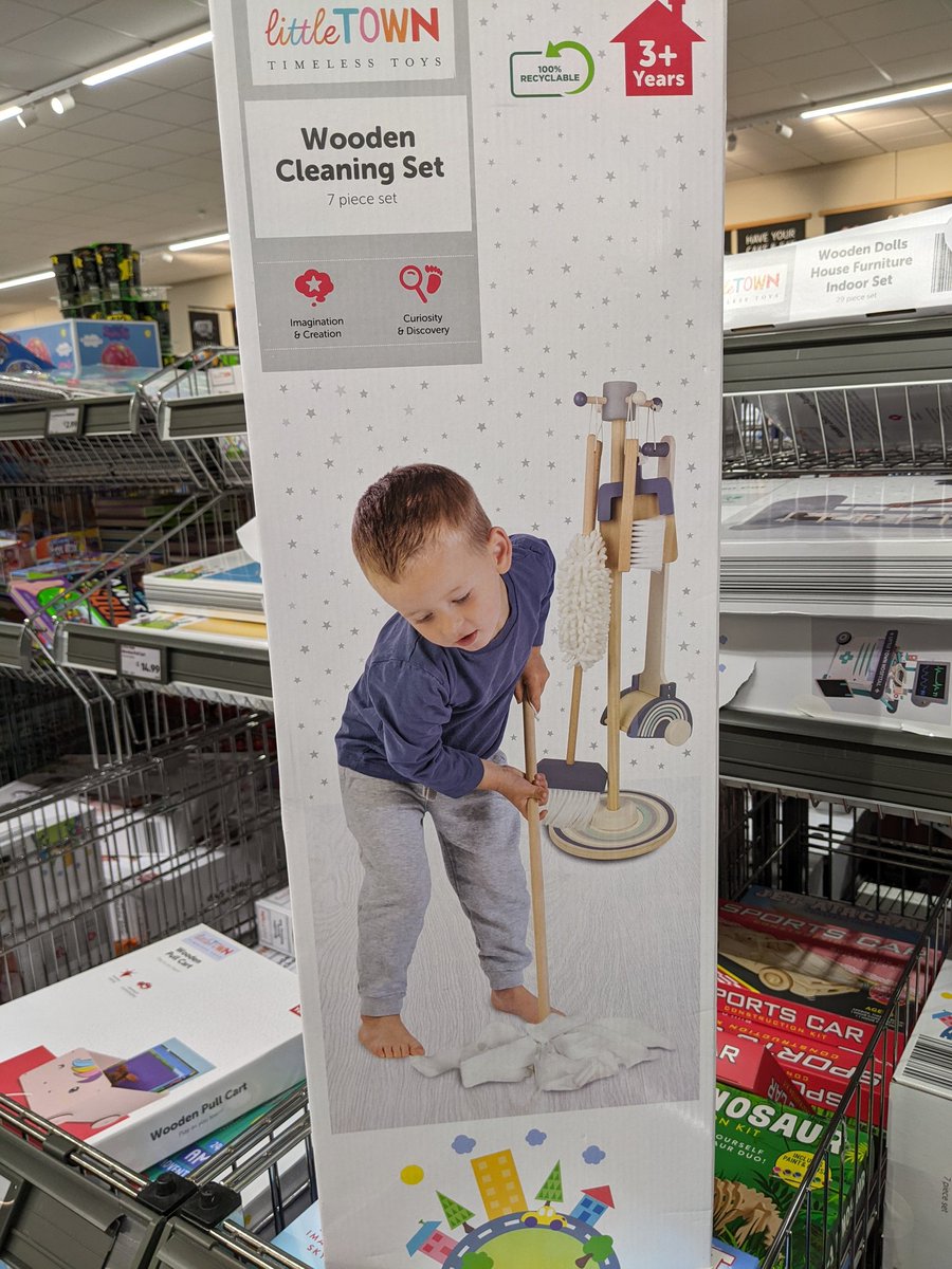 Lexy_penter's tweet photo. @AldiUK great representation thx ❤️ next time can you pls make the male child look happier in his work so the next generation is inspired by how joyful housework is and women wont have to continue with the default expectation that they'll do it all? Love from BtG &amp; @rowanmeg https://t.co/VUOlKA3vPq