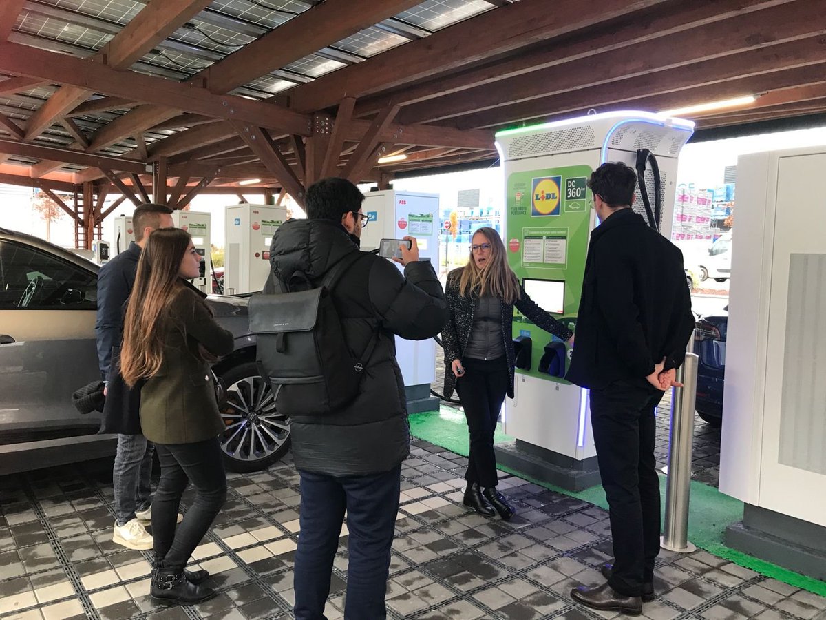 electricfelix's tweet photo. Some more photos of today by Sebastien Gall 📸 for @FFAUVE1 ⚡️⚡️⚡️
#eStation #Lidl #France #fastcharging #sheltered #lyon #A6 #opening #officialopening #HighPowerCharging #cheapfastcharging #evtravelhacking https://t.co/Ez0nU2fUZe