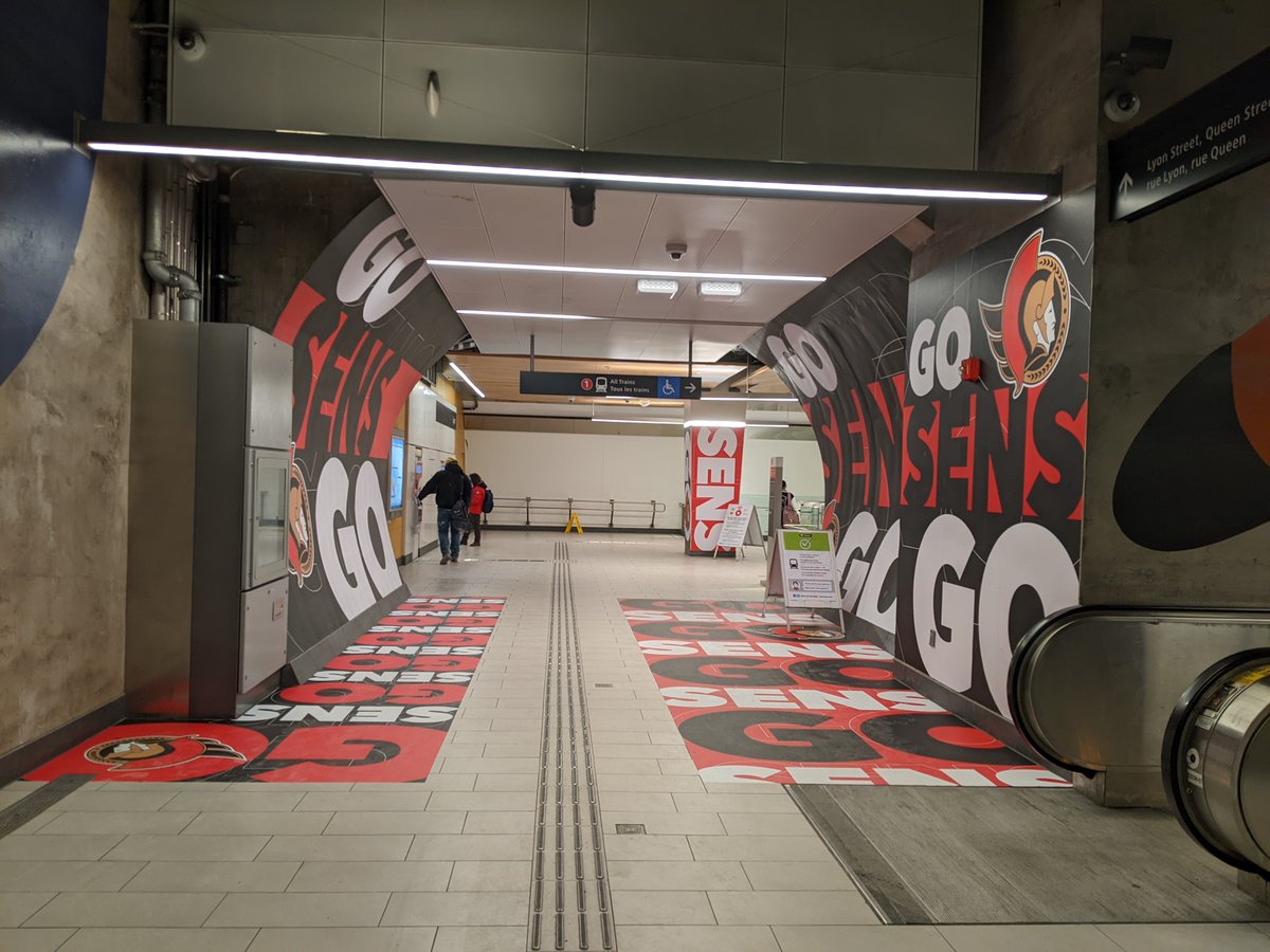 Lyon Station has become the first station to display advertisements on #Ottawa's O-Train. It now features great branding by the <a href="/Senators/">Ottawa Senators</a>. Nicely done <a href="/OC_Transpo/">OC Transpo</a> and Sens! 📸:ethanator10000