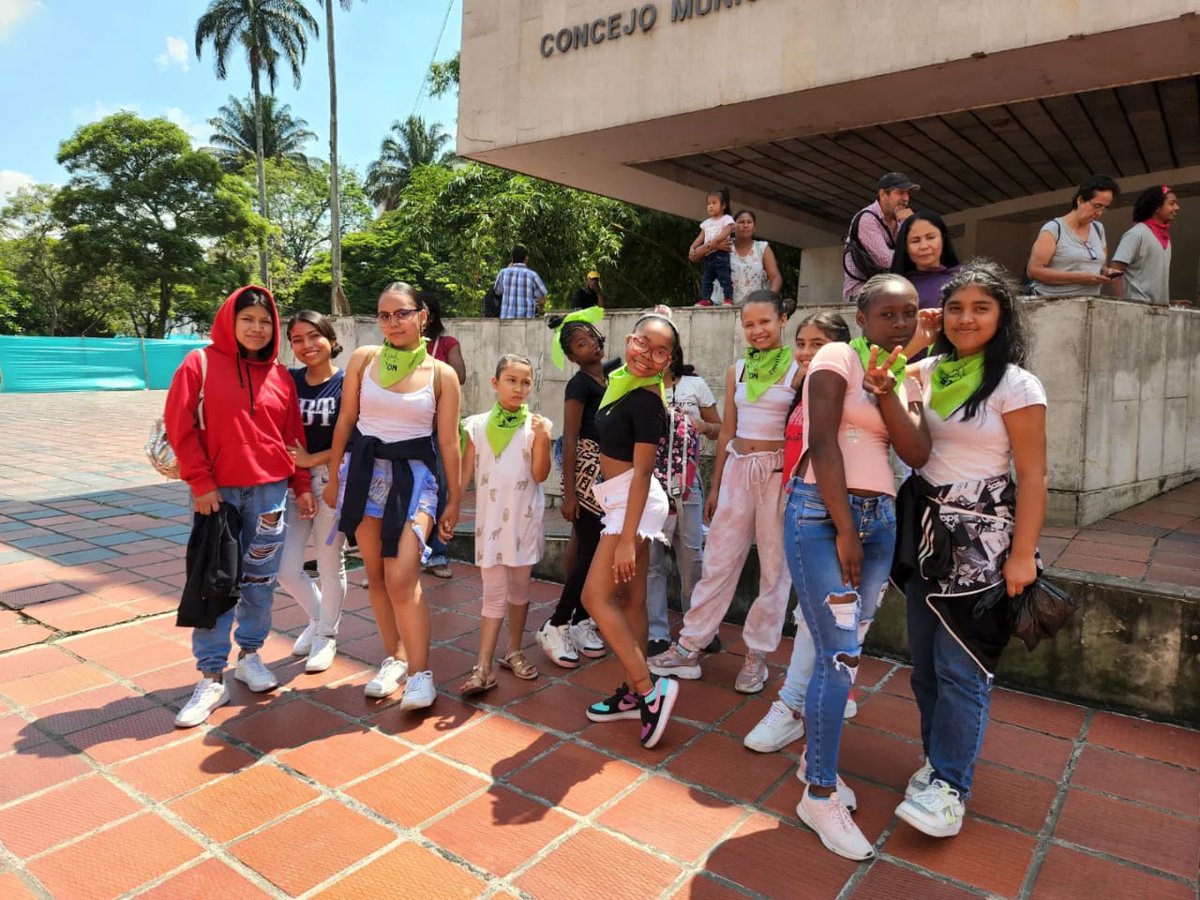 AnaErazoR's tweet photo. Gracias a @cecucol y a #RedJuvis por trabajar de manera articulada para poder realizar este día tan especial con nuestras niñas y niños de Cali. 💜✊🏻 https://t.co/y0SBrgdNb4