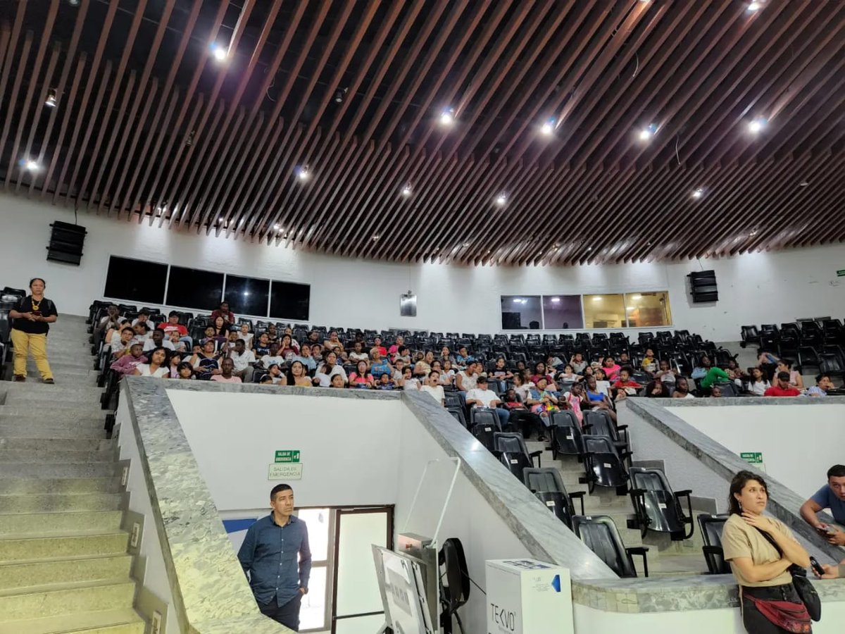 AnaErazoR's tweet photo. Gracias a @cecucol y a #RedJuvis por trabajar de manera articulada para poder realizar este día tan especial con nuestras niñas y niños de Cali. 💜✊🏻 https://t.co/y0SBrgdNb4