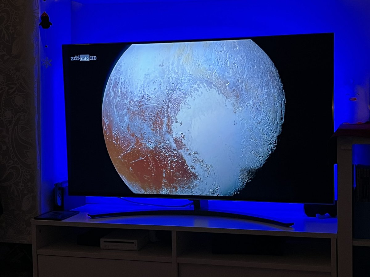 PlutoDerPlanet's tweet photo. Ich bin im Fernsehen!!!!! Wehe das @ZDF sagt ich bin kein Planet! https://t.co/5KQRz0HO8m