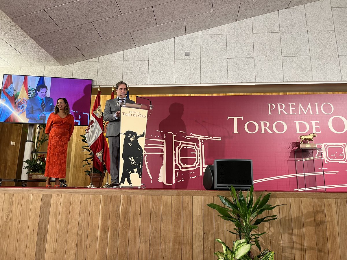 eloy1271's tweet photo. El ganadero @PacoGalache recibe el #TorodeOro y reivindica atención para los ganaderos de extensivo. La @jcyl está con vosotros. Gracias por criar toros como #Chillón https://t.co/2735kkq8oT