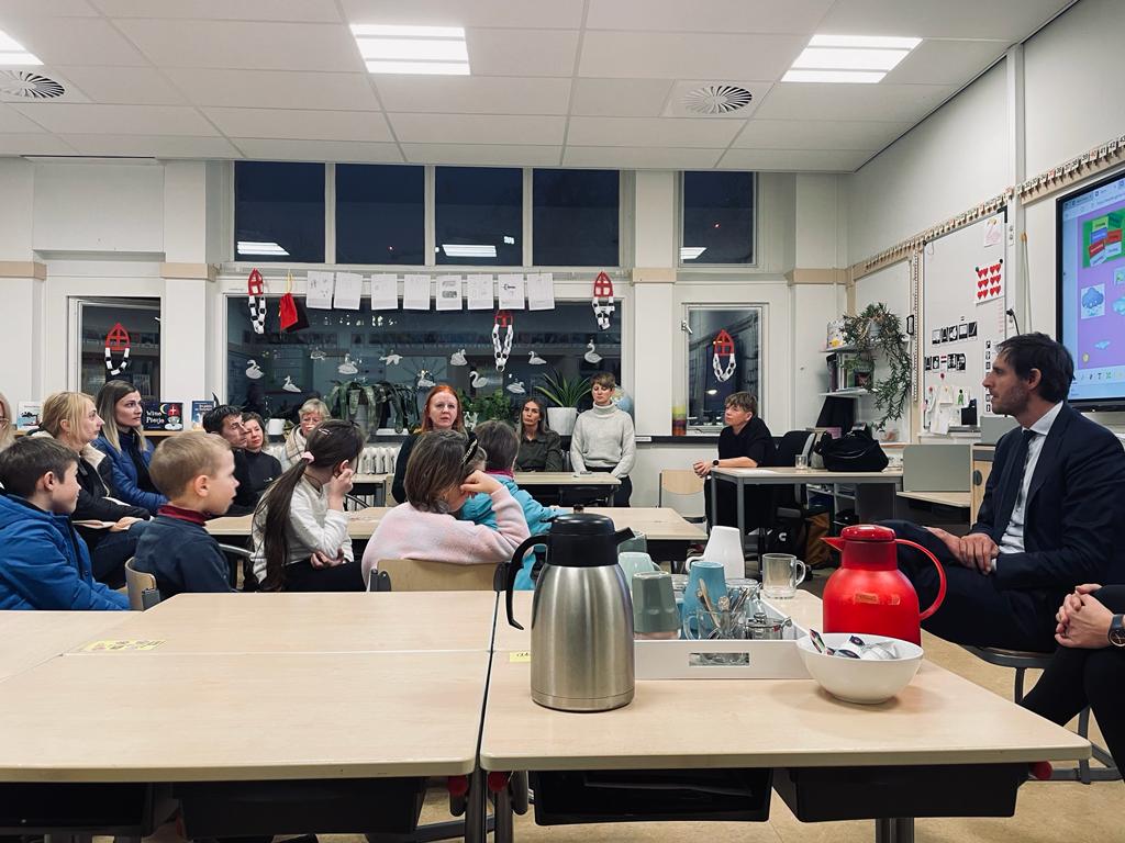 WBHoekstra's tweet photo. Op uitnodiging van @CDAprovincieGR vandaag in Groningen. Zo ging ik langs bij een school waar gevluchte Oekraïense kinderen les krijgen. Noodzakelijk en belangrijk dat zij, ondanks de oorlog, blijven leren. Hulde aan alle leerkrachten en vrijwilligers die dit mogelijk maken. #CDA https://t.co/85ty43RZTX
