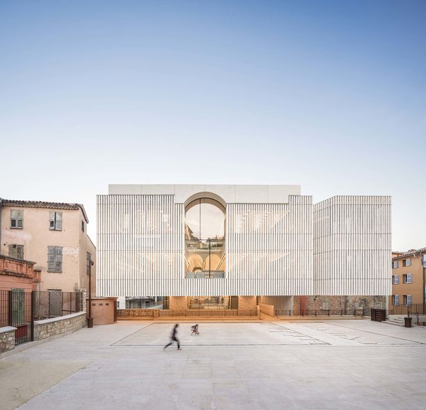 [EQUERRE D'ARGENT 2022] Lauréat de l'Équerre d'argent 2022 : la médiathèque Charles-Nègre à Grasse (Alpes-Maritimes), conçue par Ivry Serres Architecture et Beaudouin Architectes, pour la ville de Grasse.
#AMCarchi #teamarchi #Equerredargent #Equerre2022
bit.ly/3Ernjfn