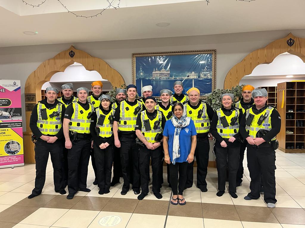 GlasgowSEPolice's tweet photo. Today we welcomed 12 new probationers to the sub-division. They are spending the week learning about the communities they are going to be working in. Started with a visit to @GlasgowGurdwara and a street briefing and foot patrols in Govanhill #CommunityEngagement https://t.co/432NR6jdz5