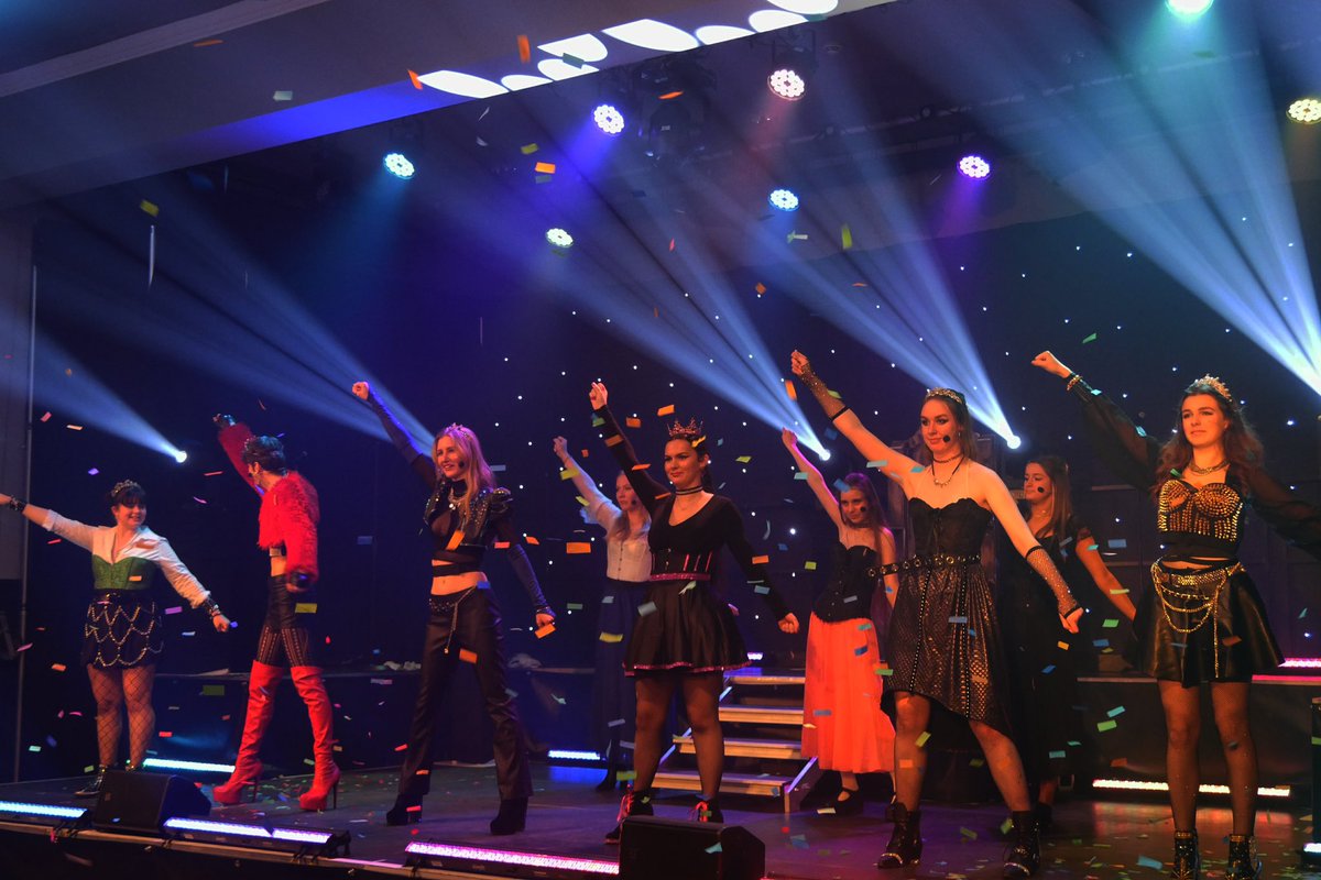 👸👸👸 Six (Teen Edition) 👸👸👸

🤩 WHAT. AN. OPENING. NIGHT! 

💃 Barney’s ‘Queens’ and ‘Ladies in waiting’ were simply BRILLIANT as they recreated ‘Her-story’! 

👏 Well done to everyone involved, and all the very best for the remainder of this week’s AMAZING production!