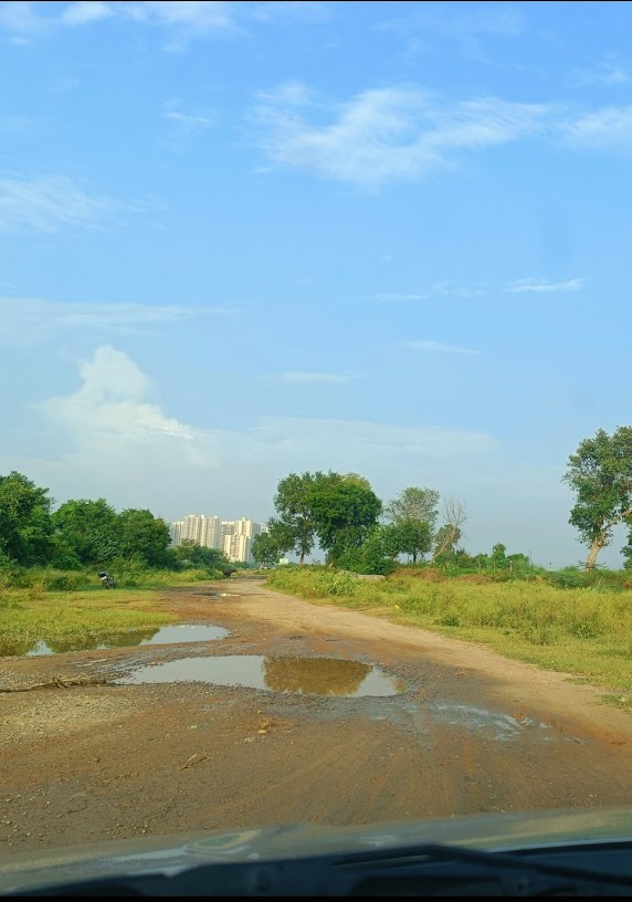 Go4Reviews's tweet photo. @HindustanTimes @IndianExpress @timesofindia while jewar airport promotion is at its peak, people of Yamuna expressway are struggling for basics of road and street light infra, forget about healthcare. This is the situation of service and internal roads in YEW sector 22d.Pls help https://t.co/TpBDsyx8xQ