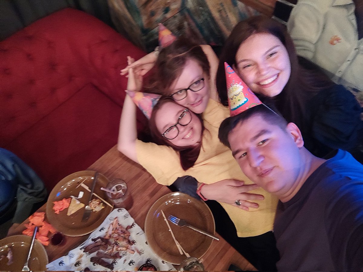 skyfounder19's tweet photo. Немного о последних неделях:

- приготовил клачсический чиз
- пили в Понелось на др
- ели охуенные стейки у Влада, досмотрели последнего человека и потом делили мороженку с бананом и шоколадом
- сходил на концерт импры
- снова влюбился в Шастуна
- пил с легендарной импроАленой https://t.co/rqHplsFXqi