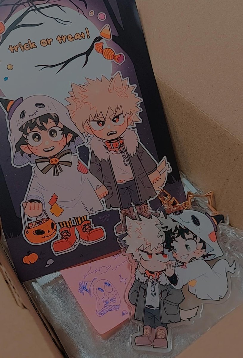 LOOK!! the cutest. merch. in the world. 🥺
thanks <a href="/shikashh_/">ShikaShh</a> for the merch your art is so amazing and lovely and halloween bkdk has my whole heart 💚🧡
and thanks liz my beloved for actually sending it to me i love you so