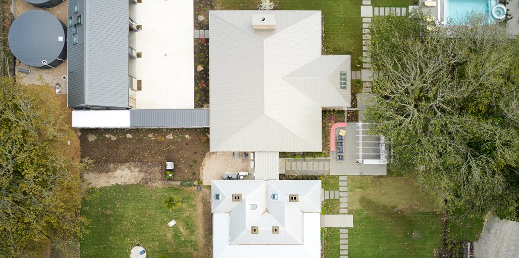 COLORBONDsteel's tweet photo. Scotty Cam's House on @TheBlock, has a neutral colour palate, with warm green undertones drawing from the bushland and grassy fields. Visit: https://t.co/akBYAsea0q
#theblock #TRUECOREsteel #theInnerStrength #COLORBONDsteel #COLORBONDsteelMatt #Gully #WoodlandGrey #MonumentMatt https://t.co/UcNEf6b3ii