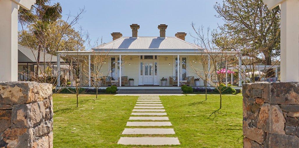 COLORBONDsteel's tweet photo. Scotty Cam's House on @TheBlock, has a neutral colour palate, with warm green undertones drawing from the bushland and grassy fields. Visit: https://t.co/akBYAsea0q
#theblock #TRUECOREsteel #theInnerStrength #COLORBONDsteel #COLORBONDsteelMatt #Gully #WoodlandGrey #MonumentMatt https://t.co/UcNEf6b3ii