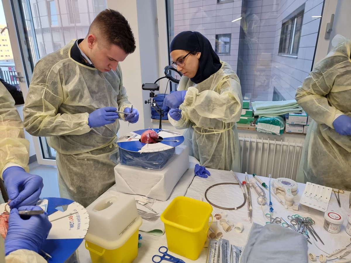 Wir durften am vergangenen Wochenende in der herzchirurgischen Klinik-Kassel zu Gast sein. Im Rahmen unserer Arbeitssitzung diskutierten wir spannende und wichtige Themen der modernen Herzchirurgie. Wir wollen die Zukunft auch weiterhin aktiv mitgestalten! 🫀
