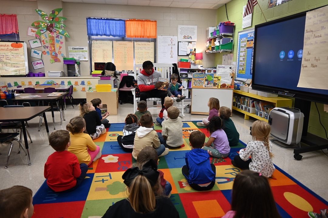 Some of our guys had the opportunity to drop in on Coach Elliott’s younger boy’s class today for reading time. We love it when our team gets out in the community around and makes a positive impact. #readlikeadog