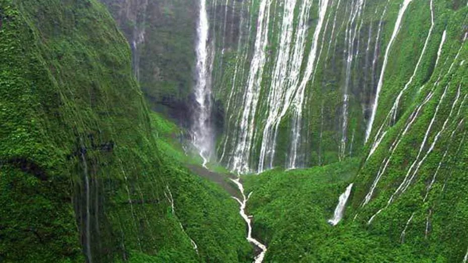 UH_FBRecruits's tweet photo. Living the good life: natural beauty

- Volcanoes National Park: home to 2 of the most active volcanoes on earth

- Mt. Waialeale: 2nd wettest place on earth

- Akaka Falls: 442 ft tall

- Waimea Canyon: The "Grand Canyon of the Pacific" which stretches for 10 miles https://t.co/wPAyVdSnyn