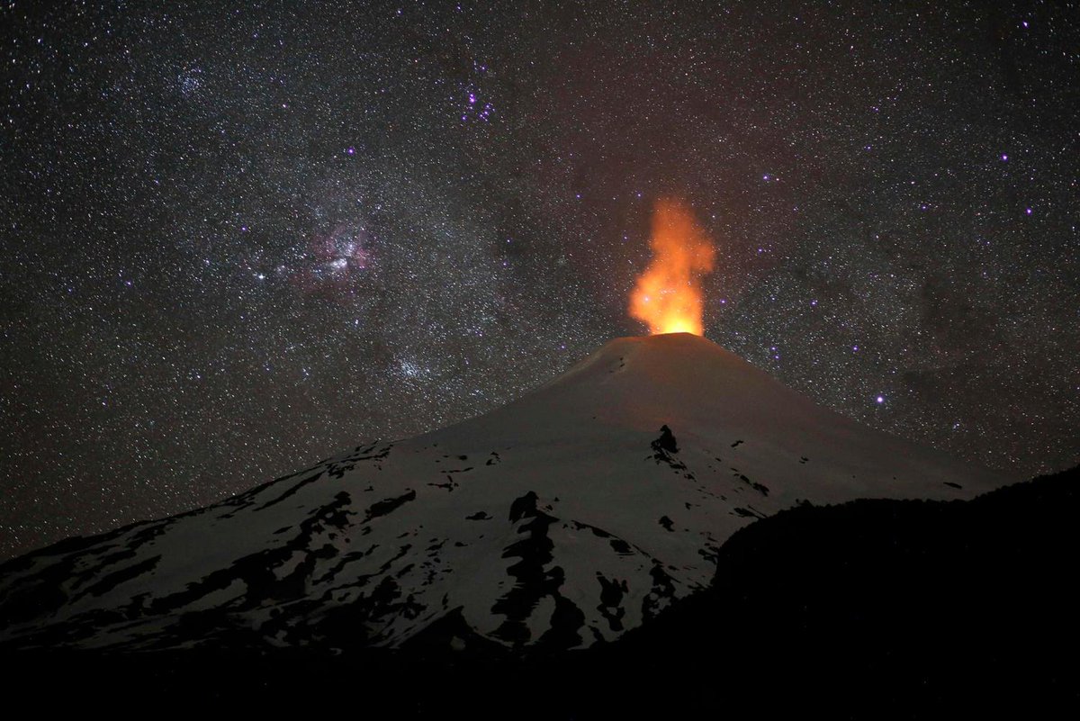 MIRADES| l volcà dels maputxes
A l’Araucania xilena, han estat sacsejades històricament pels xocs entre el govern i el poble maputxe, i per les erupcions del volcà Ruka Pillan, un dels més actius de Sud-amèrica. 
mirades.ara.cat/m4606

📸 Sebastián Escobar / AFP #AraMirades
