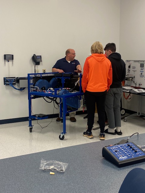 ATech_Training's tweet photo. ATech was pleased to have visitors from Scott High School last Friday. In a partnership with @AMfgIP students visited our production facility to learn about opportunities in manufacturing, the people behind the products, and a small local business firsthand! https://t.co/SCQFx0WJHZ