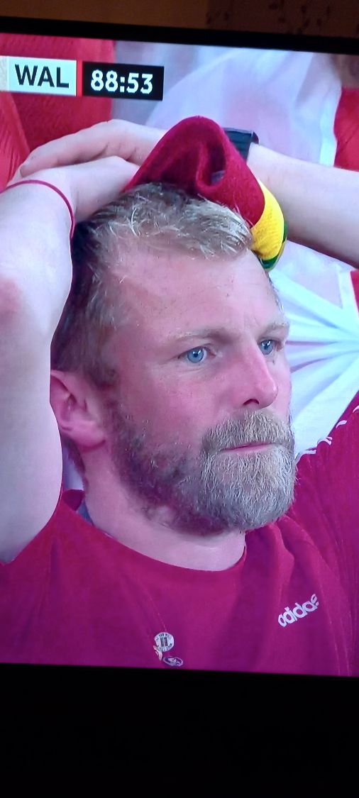 Never seen anyone look so much like Bobby Moore - with a beard⚒️🏴󠁧󠁢󠁥󠁮󠁧󠁿