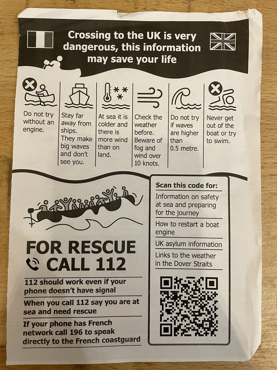 Freiwillige verteilen solche Zettel an Flüchtlinge und Migranten, die von Dunkerque aus versuchen, 🇬🇧  mit Schlauchbooten zu erreichen. Wir machen das, damit die Leute selbst entscheiden können, welches Risiko sie eingehen, sagt einer der Helfer.