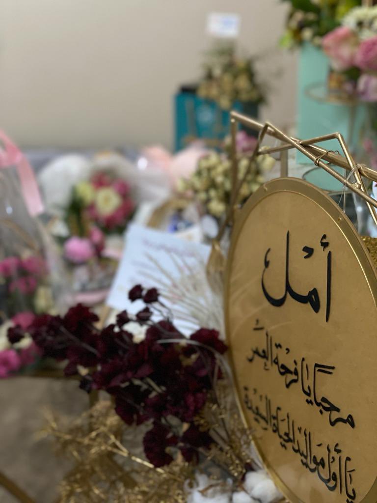 Aish_7m's tweet photo. أملٌ أطلت للحياةِ فعمنا
سعدٌ ، وهام القلب فرحاً غنى

بنتٌ تُزيّنُ بيتنا بقدومها
والكل جاء بفرحةٍ لي هنّى

ذي أمك عائش بملءِ فؤادها
تشدو لكِ بالأنسِ أبهى لحنا

ياطفلةً ضاءت بمقدمها الدنا
اللهُ أكرمنا بكِ وأمنّا

ياقرةُ العينينِ بي أملٌ بكِ
يروي فؤادي مثل غيثٍ مُزنا https://t.co/yjIXvyFUAS