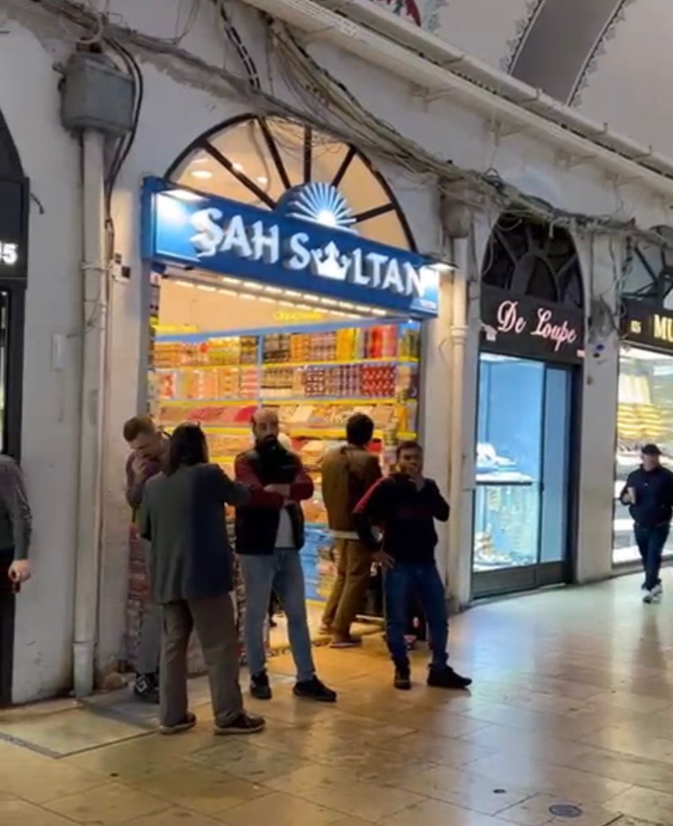 jorge_faraj's tweet photo. Desde hace más de 500 años nació el ¨Grand Bazaar¨ en Estambul, inició con 20 negocios y hoy son más de 4,000 generando 20,000 empleos. Lugares así necesita #Honduras para nuestros emprendedores: limpio, seguro y donde el residente y turista encuentra de todo. https://t.co/gb7HvYUM7s