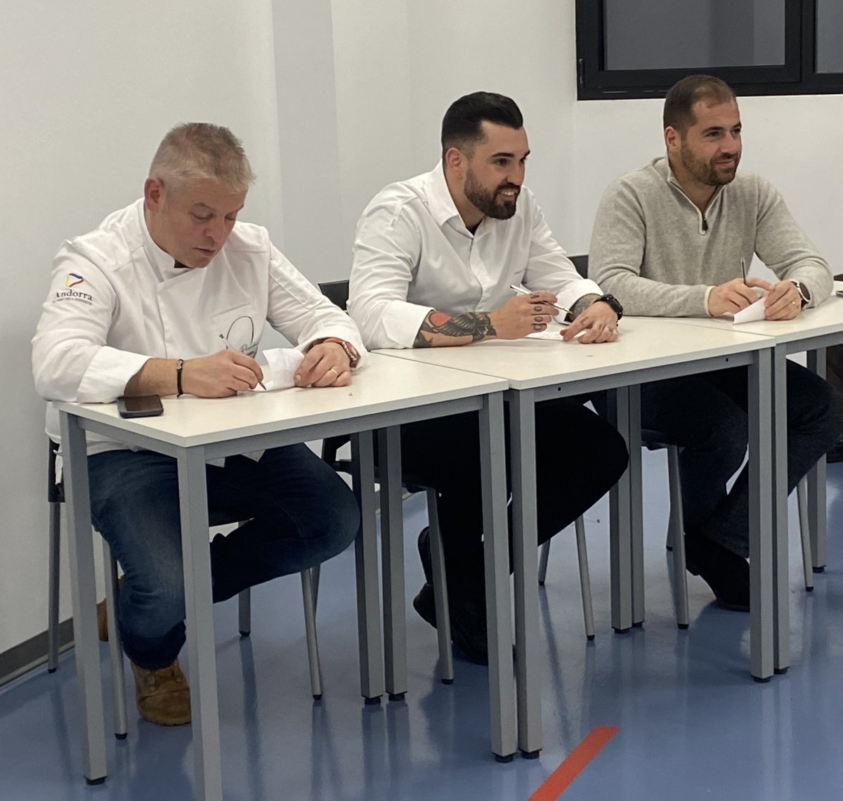mpjansana's tweet photo. #andxicmasterxef una jornada benéfica amb uns protagonistes molt cracks i un jurat molt top.  Gràcies a tots i en especial als  alumnes de 3er de @vatelandorra  per l’organització 🙌🙌 i al jordigrau @carlesflinch @nino_marot @juu_pastelitos #DiaMundialdelaInfancia https://t.co/qMWvqAMCxc