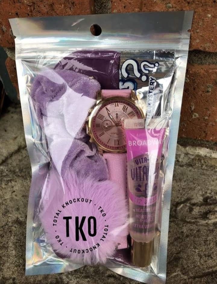 TotalKnockout__'s tweet photo. Excited to share the latest addition to my #etsy shop: Purple Lipgloss Bundle Gift Set https://t.co/jtDKMp2Pnc #christmasgifts #giftsideas #holidaygifts #lipglossset #purplebundle #sleepmask #kidsgifts #keychains #partygifts https://t.co/OjDHzzJ2vJ