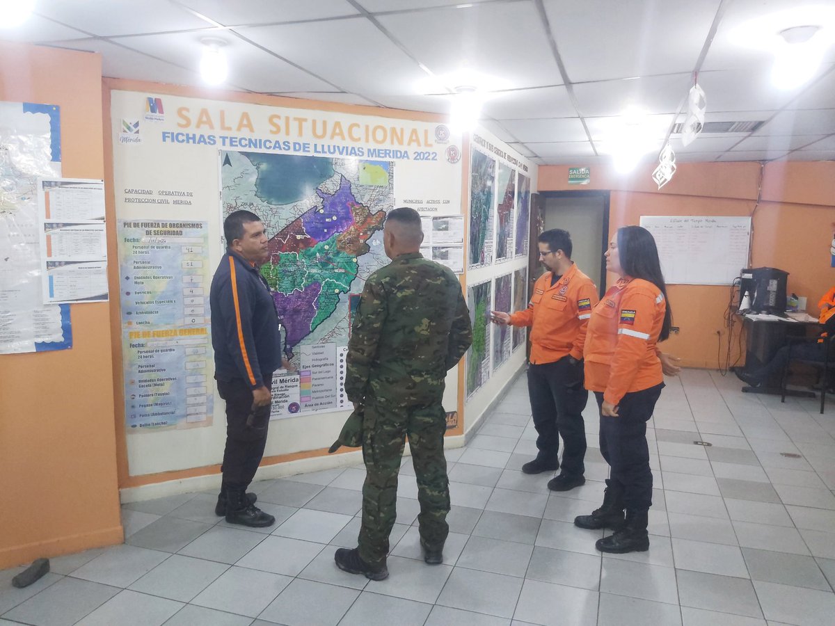 PC_MERIDA's tweet photo. #ÚLTIMOMINUTO | Comandante de la @ZODIMerida22, @GD_BelzaresR, se encuentra en la sala situcional del Comité de Gestión de Riesgo de @PC_MERIDA recibiendo información sobre las últimas afectaciones que tenemos en el estado Mérida, tras el cierre preventivo de varias vialidades. https://t.co/OvFbkMVbgS