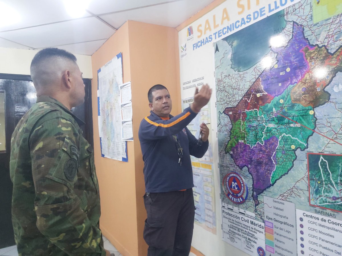 PC_MERIDA's tweet photo. #ÚLTIMOMINUTO | Comandante de la @ZODIMerida22, @GD_BelzaresR, se encuentra en la sala situcional del Comité de Gestión de Riesgo de @PC_MERIDA recibiendo información sobre las últimas afectaciones que tenemos en el estado Mérida, tras el cierre preventivo de varias vialidades. https://t.co/OvFbkMVbgS