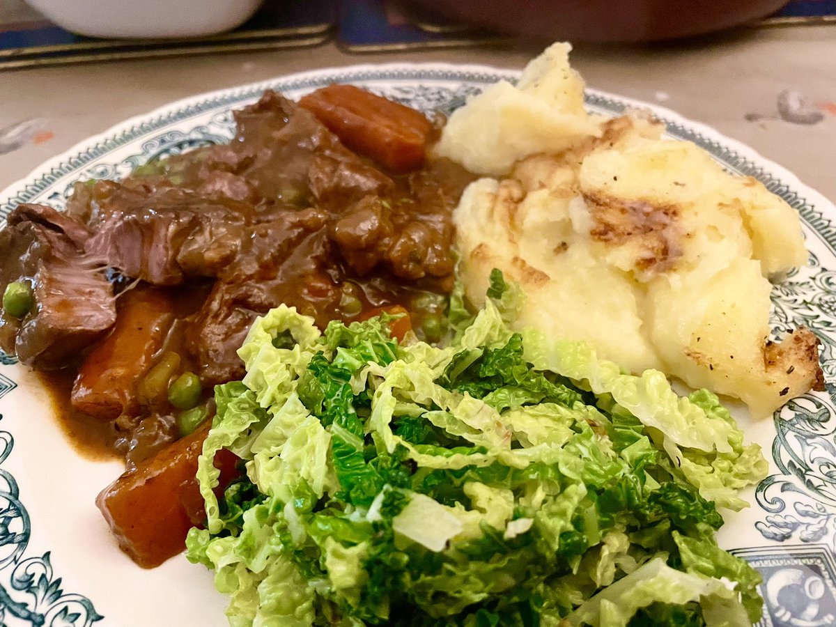 SharplesGail's tweet photo. @ChefTomKerridge what more could you want on a cold rainy evening than this beautiful scran..beef shin &amp; carrot stew followed by steam clementine puddings..real life recipes 🥰😋#realliferecipes https://t.co/bIpniKBKcZ