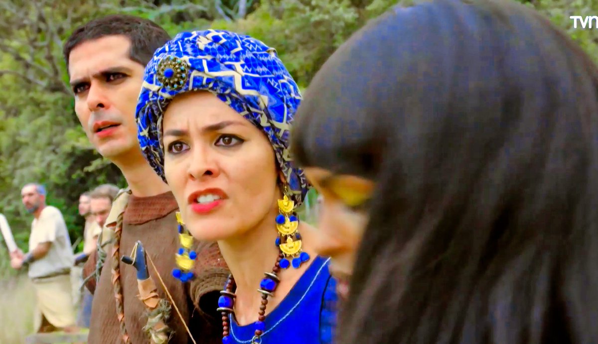 Espera Ismael, di a los siervos que bajen las armas. Deja de hacerte el héroe, es una comitiva de Egipto.

Voy a ver que quiere mi pueblo.
Haz lo que te mandé.

GRACIAS ADRIANA POR SARA #Genesis