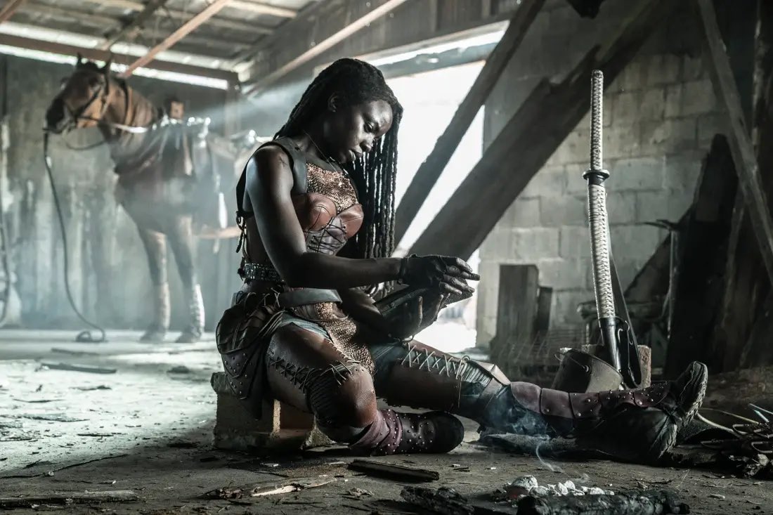 Nel finale rivediamo Rick e Michonne intenti a scrivere una lettera a Judith #TheWalkingDead