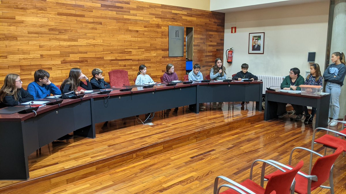 Avui s'ha fet la constitució del Consistori Juvenil 2022-2023. Els regidors i regidores han escollit l'Elna Bassaganya com a alcaldessa i la Berta Segura com a primera tinent d'alcaldia #StJoanAb