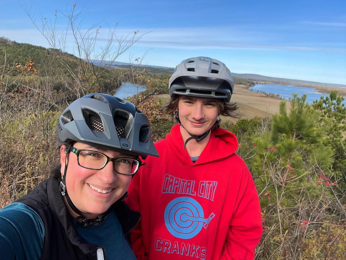 Stay warm and enjoy the views on the #MonumentTrails! This is almost at the top of Dynamite Trail at Pinnacle Mountain State Park. Visit our website and plan your adventure at Pinnacle today: arkansasstateparks.com/trails/monumen…

#ARStateParks #VisitArkansas