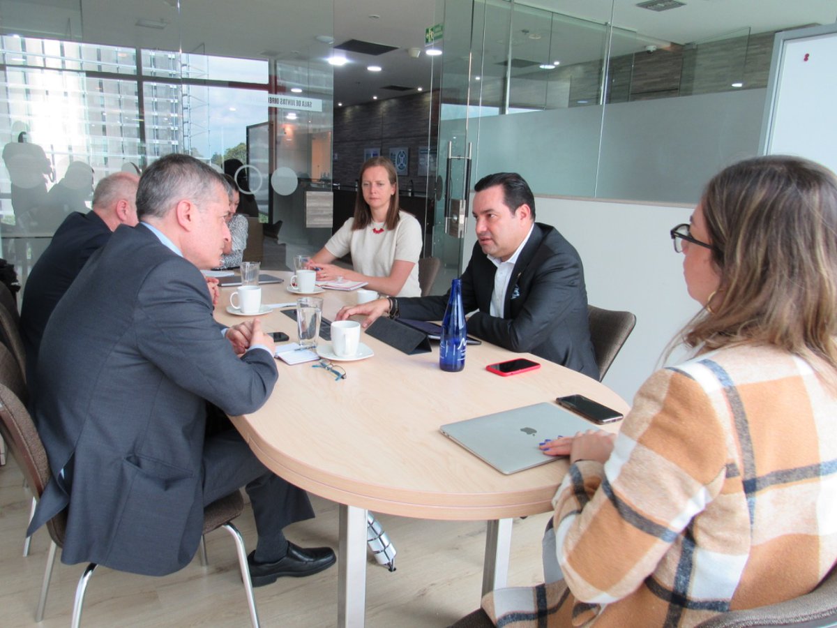 FNDCol's tweet photo. Nuestro Director @DidierTaveraA @FNDCol y la Subdirectora @Caritofranco se reunieron con el Embajador de #Israel🇮🇱 @galida12 @IsraelinCol, la Jefe de misión adjunta @anna_keinan y el experto Ari Fischer, para dialogar acerca de oportunidades de cooperación para nuestras regiones https://t.co/7MqGu523w2