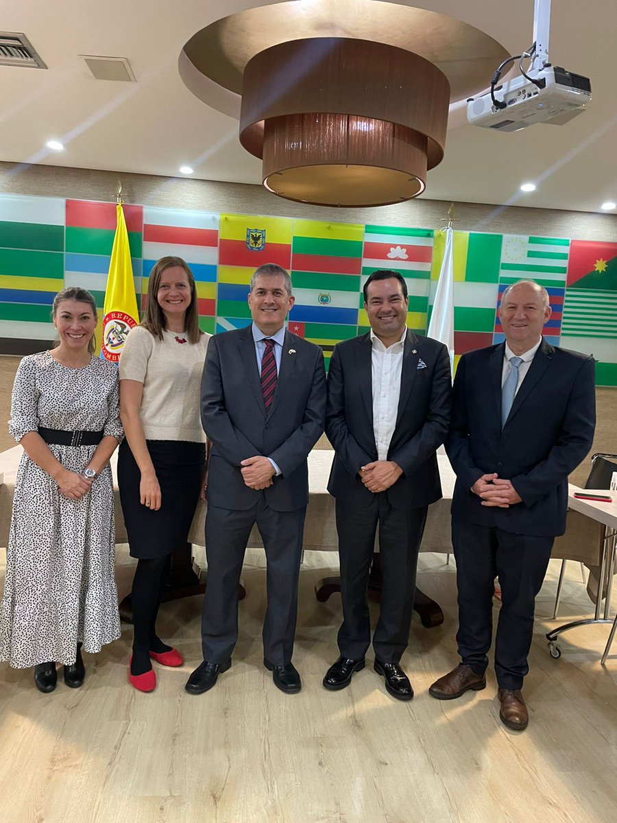 FNDCol's tweet photo. Nuestro Director @DidierTaveraA @FNDCol y la Subdirectora @Caritofranco se reunieron con el Embajador de #Israel🇮🇱 @galida12 @IsraelinCol, la Jefe de misión adjunta @anna_keinan y el experto Ari Fischer, para dialogar acerca de oportunidades de cooperación para nuestras regiones https://t.co/7MqGu523w2