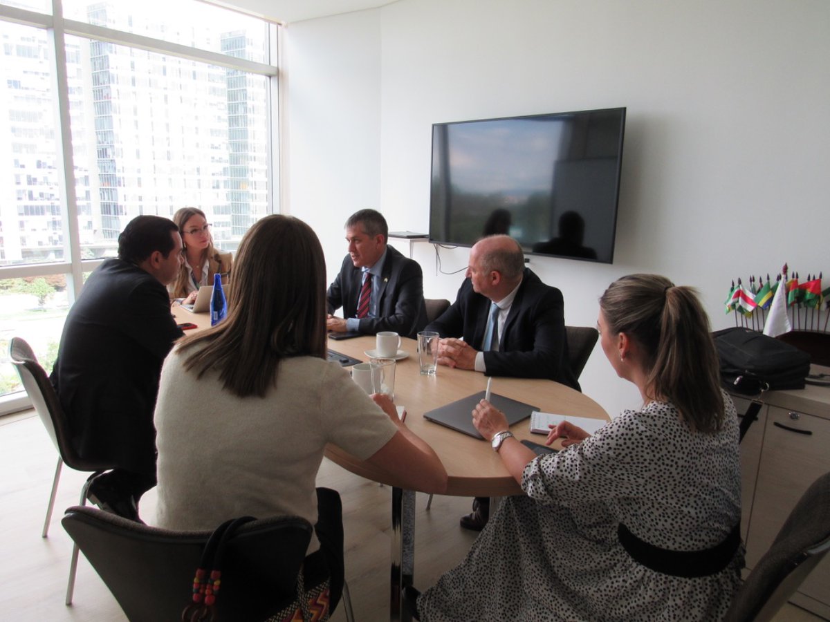 FNDCol's tweet photo. Nuestro Director @DidierTaveraA @FNDCol y la Subdirectora @Caritofranco se reunieron con el Embajador de #Israel🇮🇱 @galida12 @IsraelinCol, la Jefe de misión adjunta @anna_keinan y el experto Ari Fischer, para dialogar acerca de oportunidades de cooperación para nuestras regiones https://t.co/7MqGu523w2