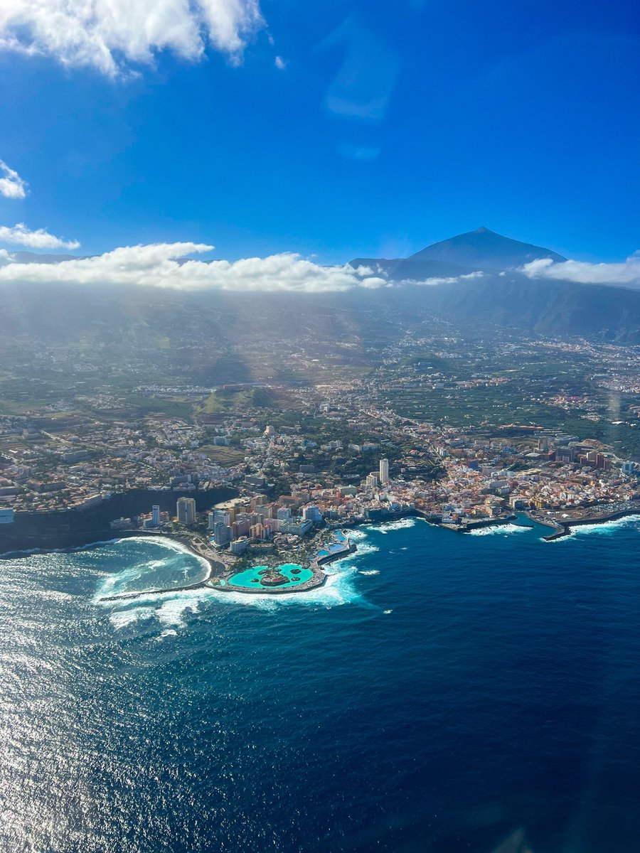 Puerto de la Cruz 😁 👋 #puertodelacruz #tenerife #teide #somostenerife #aviation #FlightDeckMonday #canavia #canaries #sky #clouds