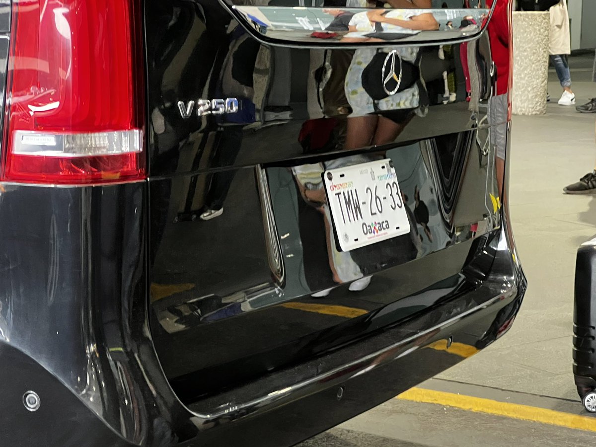 40 min 2 camionetas ESTACIONADAS SIN CHOFER NI NADIE EN T2, P4 porque están esperando al “director” Haciendo un caos la recogida de personas!! y el guardia diciendo que “ni nos molestaramos” <a href="/GN_MEXICO_/">Guardia Nacional</a> <a href="/AICM_mx/">Aeropuerto Internacional Benito Juárez CDMX</a> #AICM ¿Y LA AUSTERIDAD <a href="/Claudiashein/">Claudia Sheinbaum Pardo</a> ??