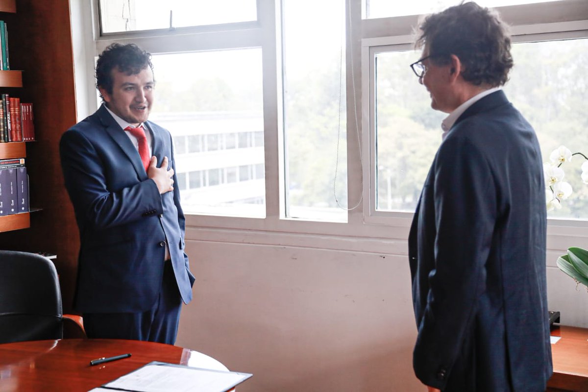casteandres93's tweet photo. Hoy asumo como secretario ejecutivo en el @Mineducacion, muchas gracias al señor Ministro @agaviriau por la confianza y espero dar lo mejor  junto a usted , y su gabinete ,en pro del país 🇨🇴. https://t.co/RS3Dqt4gsu
