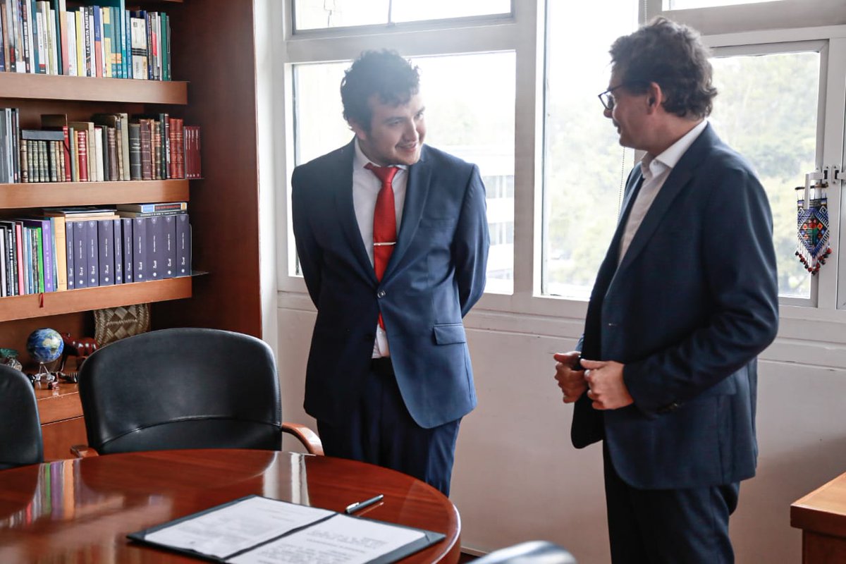 casteandres93's tweet photo. Hoy asumo como secretario ejecutivo en el @Mineducacion, muchas gracias al señor Ministro @agaviriau por la confianza y espero dar lo mejor  junto a usted , y su gabinete ,en pro del país 🇨🇴. https://t.co/RS3Dqt4gsu