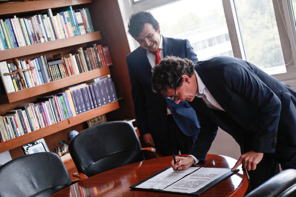 casteandres93's tweet photo. Hoy asumo como secretario ejecutivo en el @Mineducacion, muchas gracias al señor Ministro @agaviriau por la confianza y espero dar lo mejor  junto a usted , y su gabinete ,en pro del país 🇨🇴. https://t.co/RS3Dqt4gsu