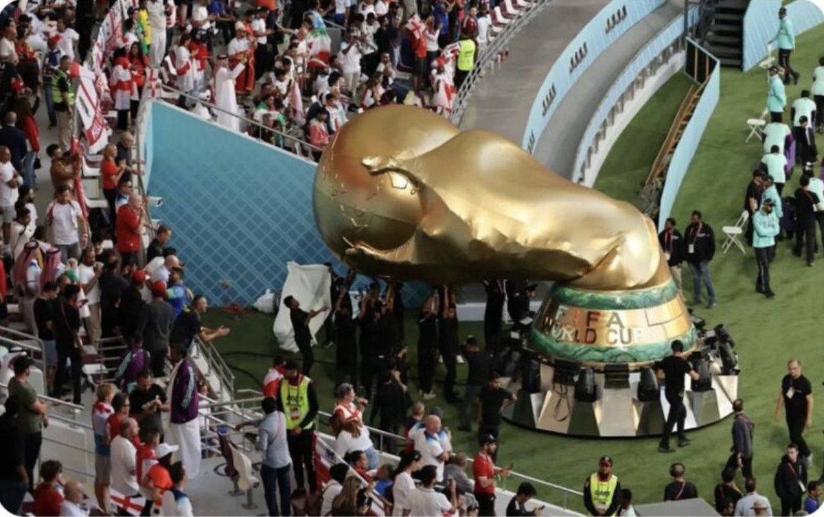 Erschlaffte Trophäe: Das Symbol für den #FIFAWorldCup? 😉 #QatarWorldCup2022 #qatar #trophy #replica