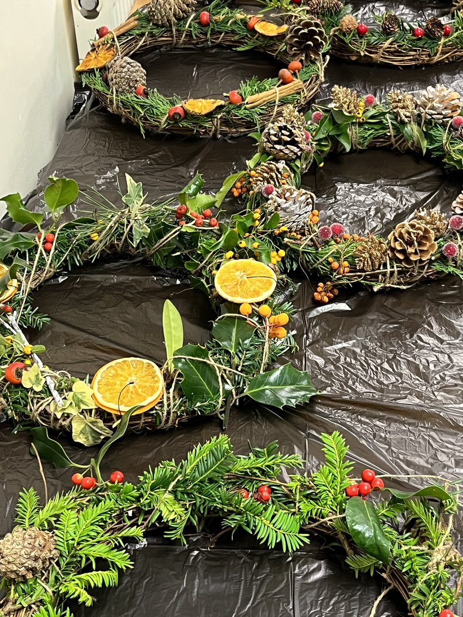 12thGuides's tweet photo. Making advent wreaths for @StGeorgesAlty https://t.co/xBA6xLpmJE