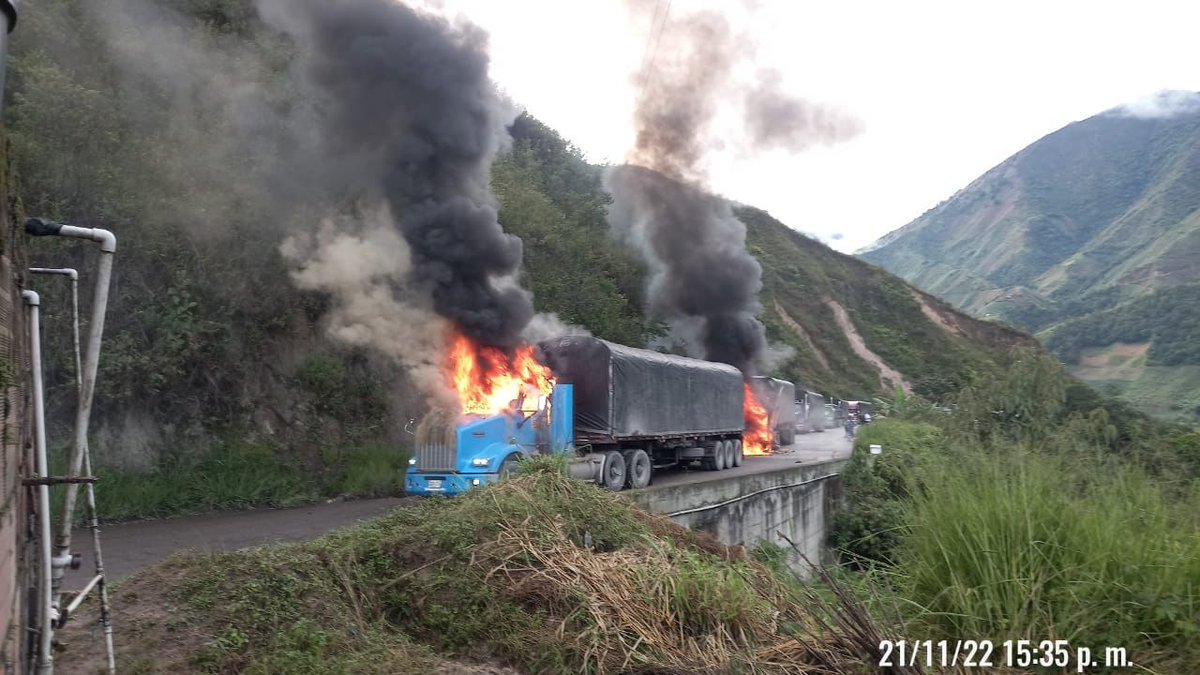 Colfecar's tweet photo. 🆘 Solicitamos al @mindefensa, @Ivan_Velasquez_ ayuda urgente, nuestros afiliados nos reportan incineración de varios vehículos de carga en la Vía Sardinata-Ocaña, en el sector la curva. https://t.co/2Pf8SYQEHh