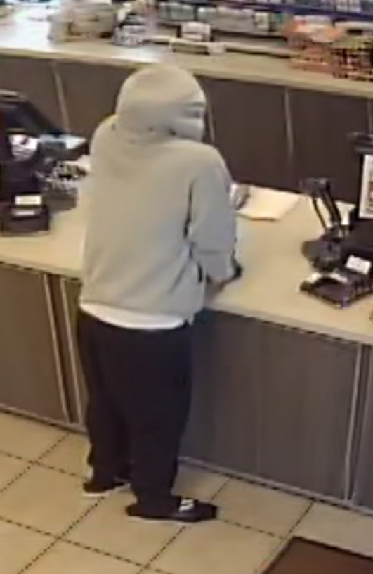 ManateeSheriff's tweet photo. ATTEMPT TO IDENTIFY: Do you recognize this person? He robbed the Crazy Papa's Marathon Gas Station at 5530 SR 64 on 11/20 just before 1 p.m. He is approximately 5'6"- 5'8". If you have any info, contact MCSO at 941-747-3011. #AttemptToID https://t.co/JRuCnxYWlK