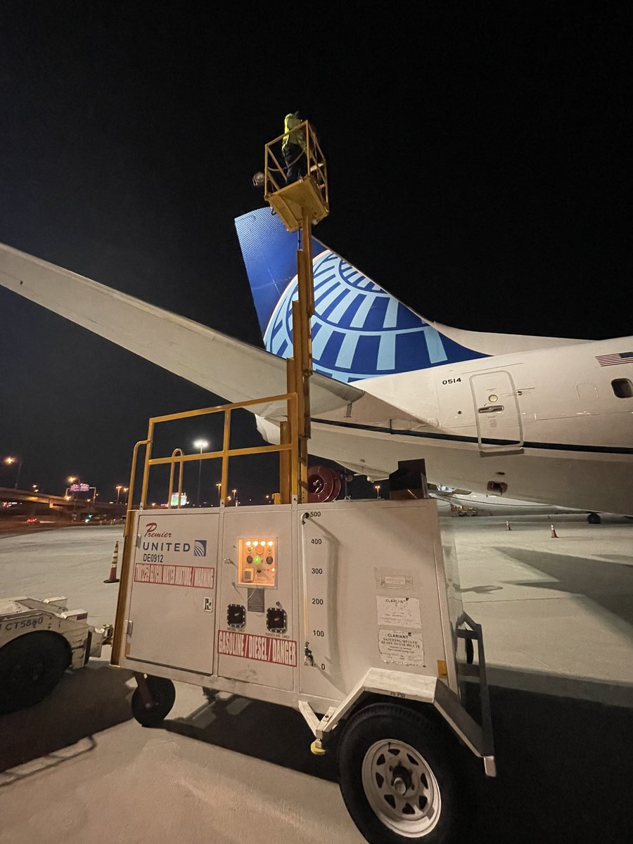 Clr2Psh808's tweet photo. Getting ready for cold temps in the desert. LAS Winter Ops Preparedness at work. @EdwardLightle @MarkG1515 #GLTW @weareunited #core4safe @AOSafetyUAL #safety #ramp #belowthewing #winterops https://t.co/jL9TGhEI2t