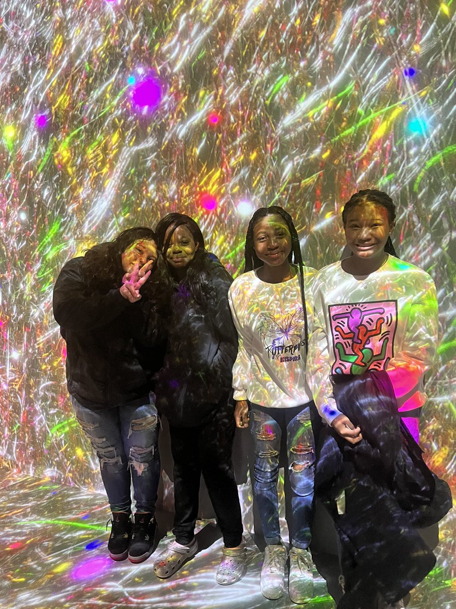 RipponMiddle's tweet photo. Our EmpowHER and BOSS clubs visited the @artechouse in DC! Both clubs are working on social emotional health and confidence building! We are excited that they had this experience together! #AllinEveryDayWhateverItTakes 🖤💚 https://t.co/vcHorVJ6dp